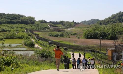This photo shows a group of tourists hiking the Cheorwon DMZ course. (Yonhap)