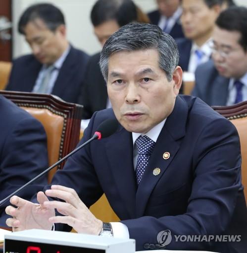 Defense Minister Jeong Kyeong-doo answers a lawmaker's questions in Seoul on Nov. 7, 2019. (Yonhap)