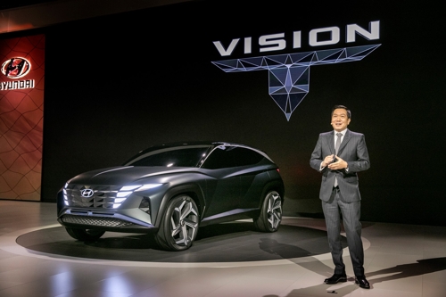 Lee Sang-yup, senior vice president and head of Hyundai Design Center, delivers a briefing on the Vision T SUV concept at the LA Convention Center on Nov. 20, 2019, in this photo provided by Hyundai Motor. (PHOTO NOT FOR SALE) (Yonhap)