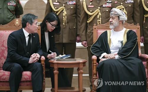 In this photo released by South Korea's foreign ministry, Defense Minister Jeong Kyeong-doo (L) pays a courtesy call on Sultan Haitham bin Tariq Al Said, the new monarch of Oman, in the Al Alam Palace in Muscat on Jan. 14, 2020. Jeong is leading a nine-member government delegation to the funeral of Sultan Haitham's predecessor, Qaboos bin Said. (PHOTO NOT FOR SALE) (Yonhap)
