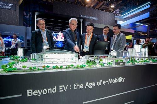 In this photo taken Jan. 8, 2020, and provided by SK Innovation, the company's CEO and President Kim Jun (2nd from L) and other executives look around the firm's booth at this year's Consumer Electronics Show in Las Vegas, Nevada. (PHOTO NOT FOR SALE) (Yonhap)