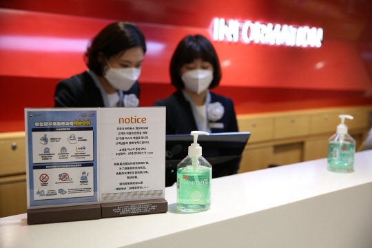 This photo, provided by Lotte Duty Free on Jan. 28 2020, shows its employees wearing facial masks at its outlet in Myeongdong, central Seoul. (PHOTO NOT FOR SALE) (Yonhap)