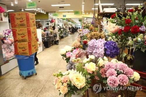 Clients are scarce at the Yangjae Flower Market in southern Seoul on Feb. 5, 2020. (Yonhap)