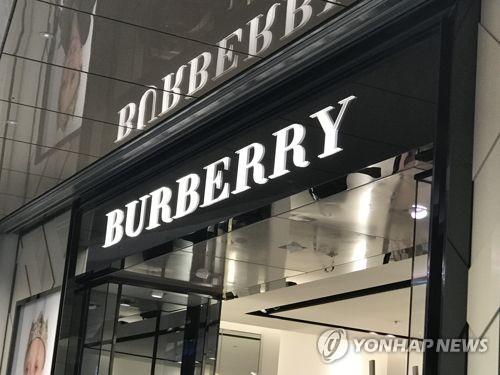Burberry cancels invitations of Korean celebs to London show over coronavirus concerns - 1