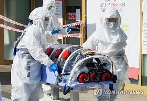 A patient suspected of carrying the new coronavirus arrives at Kyungpook National University Hospital in Daegu, some 300 kilometers southeast of Seoul, on Feb. 19, 2020. 