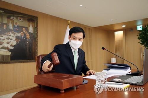 In this photo provided by the Bank of Korea (BOK), BOK Gov. Lee Ju-yeol bangs his gavel at the start of a BOK monetary policy board meeting at the South Korean central bank in Seoul on Feb. 27, 2020. (PHOTO NOT FOR SALE) (Yonhap)