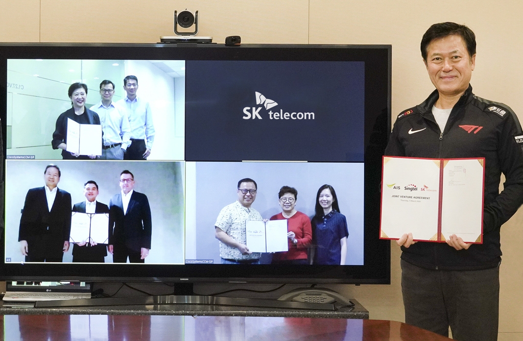 In this photo provided by SK Telecom Co., SK Telecom CEO Park Jung-ho poses for a photo after signing an agreement for a joint venture with Singtel and AIS following a video conference at his office in Seoul on March 5, 2020. (PHOTO NOT FOR SALE) (Yonhap)