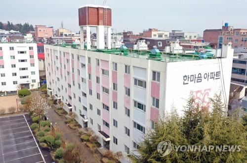 This photo taken on March 7, 2020, shows an apartment complex in Daegu where 46 residents tested positive for the new coronavirus. (Yonhap)