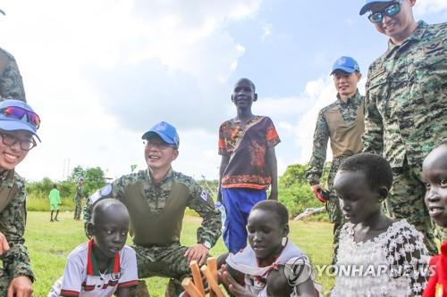 (LEAD) S. Korea mulling sending chartered flight to South Sudan to bring home some troops