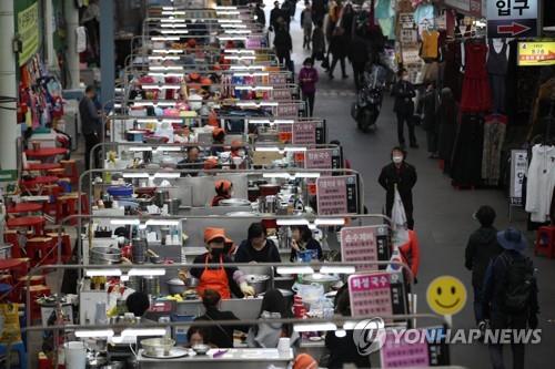 Seomun Market, a major traditional market in COVID-19-hit Daegu, shows modest signs of recovery on March 25, 2020, as the number of new coronavirus cases nationwide has gradually declined recently. (Yonhap)