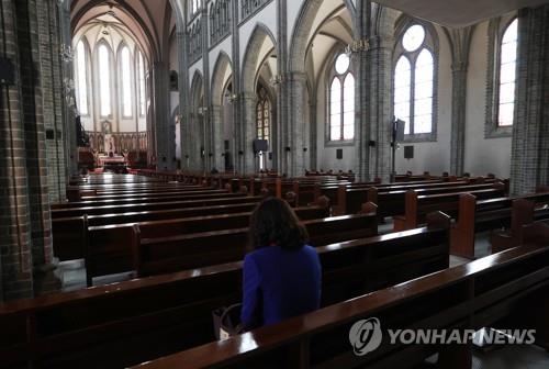 The main hall of Myeongdong Cathedral in Seoul is nearly vacant on April 6, 2020, as the Roman Catholic Archdiocese of Seoul has suspended Masses since late February due to the coronavirus. (Yonhap)