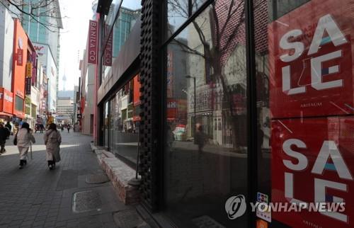 This undated file photo shows a deserted Myeongdong, a popular shopping spot in Seoul. (Yonhap)