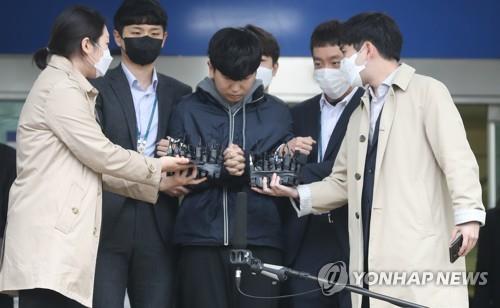 Kang Hun, an 18-year-old accomplice in the operation of an illegal Telegram messenger chatroom dubbed Baksabang, is approached by reporters at Jongno Police Station in central Seoul on April 17, 2020. (Yonhap)