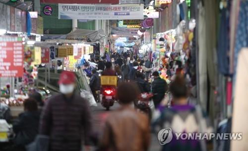 A local market in South Korea's southeastern city of Daegu is crowded with consumers on April 17, 2020, amid a reduced number of newly confirmed COVID-19 patients in the country. (Yonhap)