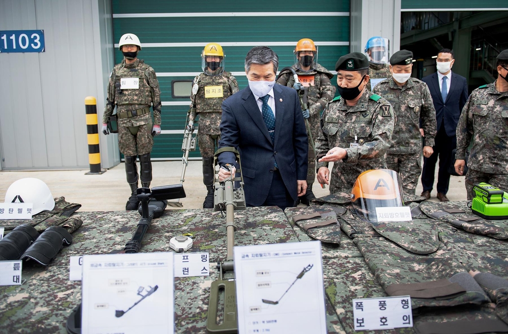 Defense Minister Jeong Kyeong-doo (L) checks equipment used to clear land mines while visiting a site of the removal project in Gyeonggi Province on April 20, 2020, in this photo provided by his office. (PHOTO NOT FOR SALE) (Yonhap)
