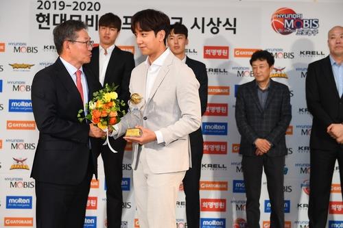 04th Apr, 2022. KBL regular season champions Members of the Seoul SK  Knights celebrate after winning the 2021-2022 Korean Basketball League (KBL)  regular season title at Jamsil Students' Gymnasium in Seoul on
