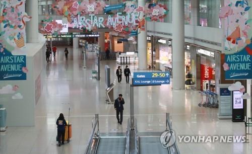Fewer customers than usual are seen in the duty-free area of Incheon International Airport, west of Seoul, on April 22, 2020, amid the coronavirus pandemic. (Yonhap)