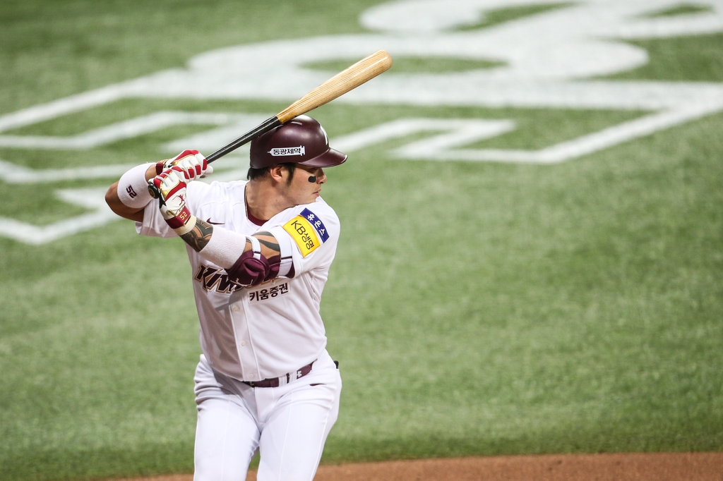 This photo provided by the Kiwoom Heroes shows the Korea Baseball Organization (KBO) club's hitter Park Byung-ho in action against the SK Wyverns in a KBO preseason game at Gocheok Sky Dome in Seoul on April 25, 2020. (PHOTO NOT FOR SALE) (Yonhap)