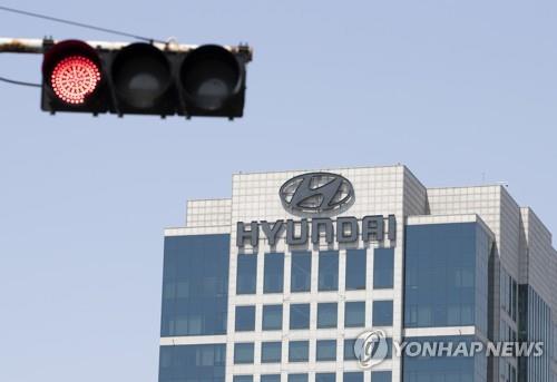 This photo, taken on April 23, 2020, shows a traffic light turning red against the background of Hyundai Motor's headquarters building in Yangjae, southern Seoul. (Yonhap)