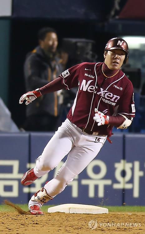 In this file photo from Oct. 31, 20114, Kang Jung-ho of the Nexen Heroes makes a turn at first base after hitting a single against the LG Twins in a Korea Baseball Organization postseason game at Jamsil Stadium in Seoul. (Yonhap)