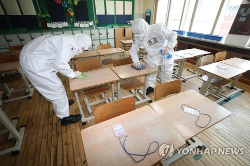 Soldiers carry out disinfection work at a school in the southeastern city of Daegu on May 1, 2020. (Yonhap)