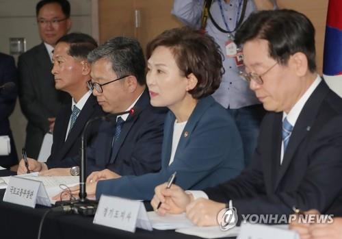 Land Minister Kim Hyun-mee (2nd from R) announces a plan to supply 110,000 homes, at the government complex building in Seoul on May 7, 2019. (Yonhap)