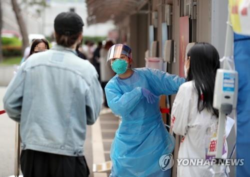 Citizens line up to get tested for COVID-19 at a clinic in western Seoul on May 12, 2020. (Yonahp) 
