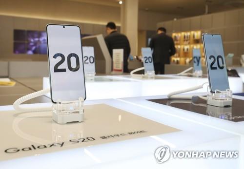This file photo, taken Feb. 20, 2020, shows Samsung Electronics Co.'s Galaxy S20 smartphones displayed at a store in Seoul. (Yonhap)