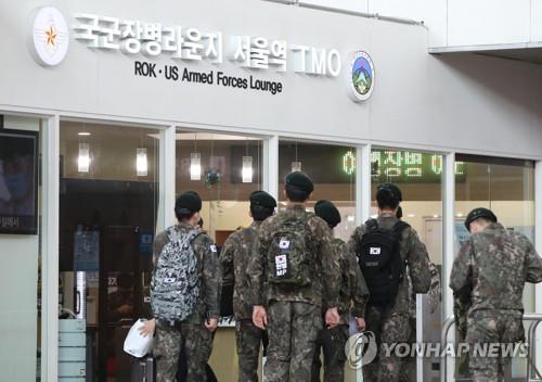 Soldiers wait in line to buy tickets to head for their hometowns at the military transportation office inside Seoul Station on May 8, 2020, as a ban on their vacations due to COVID-19 was lifted after 76 days. (Yonhap)
