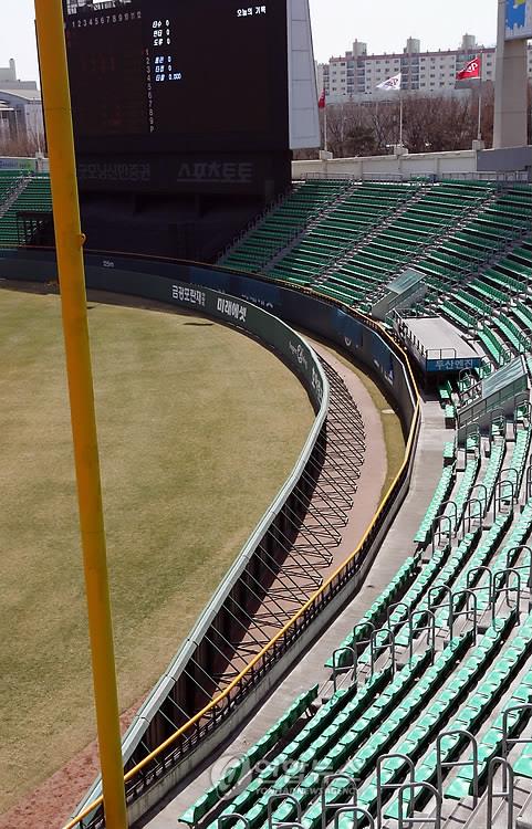 This file photo, from March 27, 2009, shows a temporary fence set up closer to home plate at Jamsil Stadium in Seoul for LG Twins' home games in the Korea Baseball Organization. (Yonhap)
