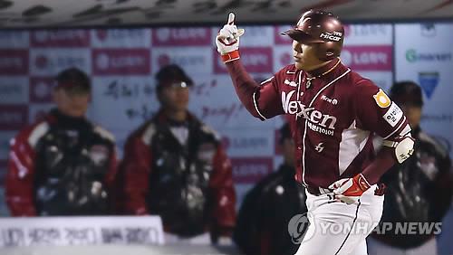 In this file photo from Oct. 31, 2014, Kang Jung-ho of the Nexen Heroes celebrates after hitting a two-run home run against the LG Twins in a Korea Baseball Organization postseason game at Jamsil Stadium in Seoul. (Yonhap)
