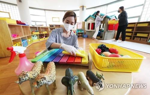 Teachers disinfect toys at Hanil Kindergarten in Suwon, south of Seoul, on May 26, 2020, one day ahead of the reopening of kindergartens nationwide. (Yonhap)