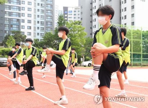 Students attend physical education class while wearing masks at Gwacheon High School in Gwacheon, south of Seoul, on June 3, 2020. (Yonhap) 