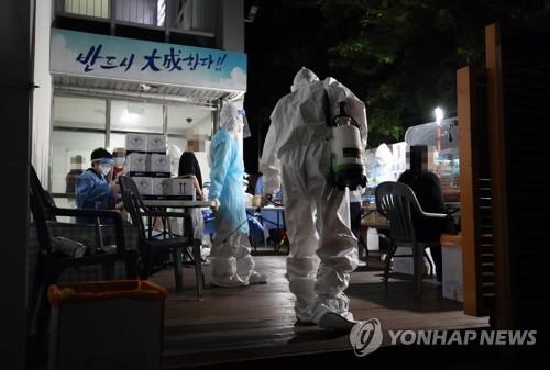 Students, teachers and workers are tested for the new coronavirus at a private educational institute in southeastern Seoul on June 9, 2020, after an assistant cook at its cafeteria was confirmed to be infected. (Yonhap) 