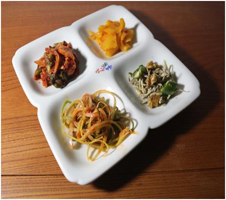 This photo, provided by the local government of North Gyeongsang Province, shows a banchan plate with four sections. (PHOTO NOT FOR SALE) (Yonhap)