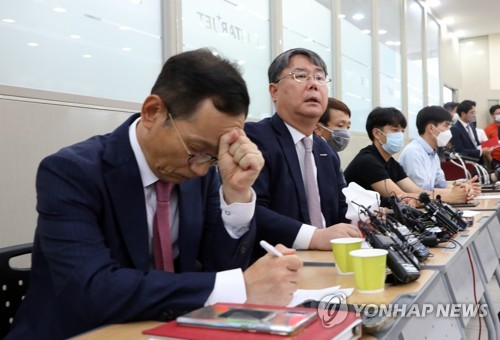 In this photo taken on June 29, 2020, Eastar Jet CEO Choi Jong-gu (2nd from L) listens to questions from a reporter during a press conference held at its headquarters in Gangseo, western Seoul, over its founding family's stake donation plan to pressure Jeju Air to proceed with its planned takeover of Eastar. (Yonhap)