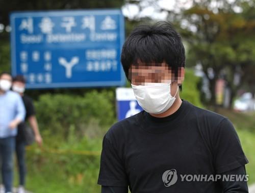 Son Jung-woo is released from the Seoul Detention Center in Uiwang, south of Seoul, about two hours after the Seoul High Court decided to reject his expatriation to the United States on July 6, 2020. (Yonhap)
