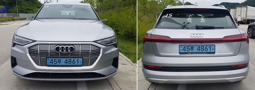 These photos, taken on July 13, 2020, show the front and rear of the all-electric Audi e-tron 55 quattro model. (Yonhap)