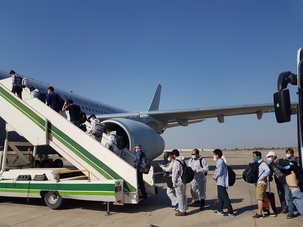 South Korean nationals board a military plane at Baghdad International Airport to return home from coronavirus-hit Iraq on July 23, 2020 (Iraq time), in this photo provided the next day by the South Korean Embassy in Iraq. (PHOTO NOT FOR SALE) (Yonhap)