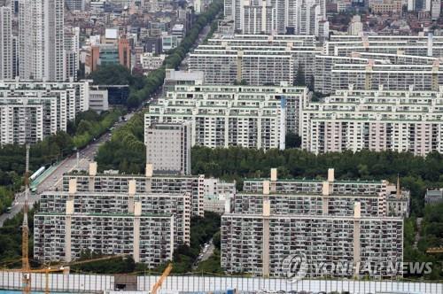 This photo taken July 28, 2020, shows apartment complexes in southern Seoul. (Yonhap)