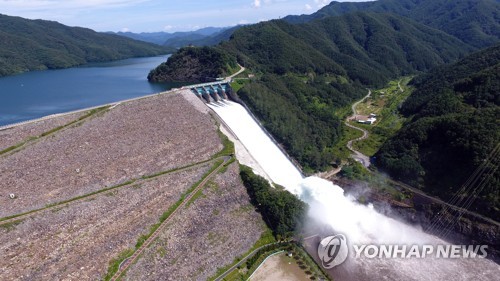 This file photo, taken on Aug. 25, 2017, shows Soyang River Dam in Gangwon Province releasing water. (Yonhap)
