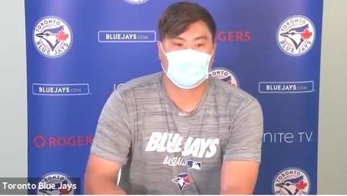 In this image, captured from a video interview with local press on Aug. 5, 2020, Toronto Blue Jays' pitcher Ryu Hyun-jin answers questions from media. (PHOTO NOT FOR SALE) (Yonhap)