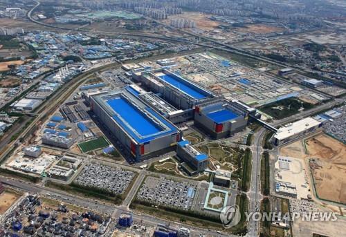 This undated photo provided by Samsung Electronics Co. shows the company's chip plant in Pyeongtaek, south of Seoul. (PHOTO NOT FOR SALE) (Yonhap)