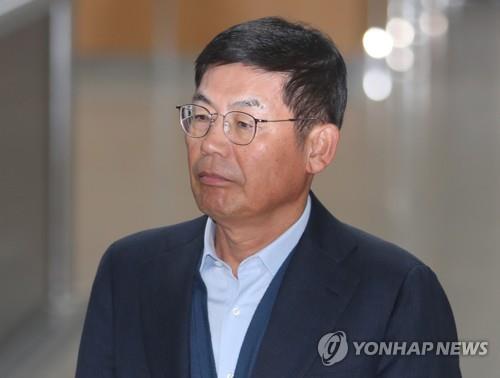 Lee Sang-hoon, former chairman of the board of Samsung Electronics Co., attends a hearing at the Seoul Central District Court in southern Seoul on Dec. 17, 2019. (Yonhap)
