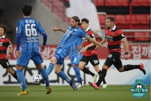 This file photo, provided by the Korea Professional Football League, shows Ulsan Hyundai FC (in blue) and Pohang Steelers competing in a K League 1 match at Pohang Steel Yard in Pohang, 360 kilometers southeast of Seoul. (PHOTO NOT FOR SALE) (Yonhap)
