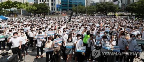 Members of the Korea Medical Association gather in Yeouido, western Seoul, on Aug. 14, 2020, in protest of the government's medical reform plan. (Yonhap) 