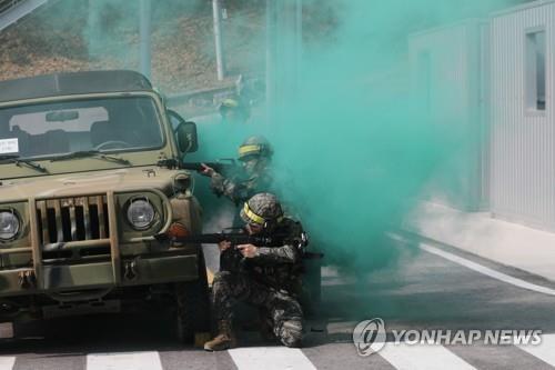 The file photo taken March 4, 2019, shows reservists engage in a mock combat drill at a military training camp in the city of Namyangju, Gyeonggi Province. (Yonhap)