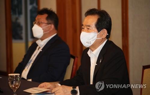 Prime Minister Chung Sye-kyun speaks at a meeting with health experts in Seoul on Aug. 27, 2020. (Yonhap)
