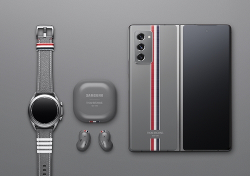 This photo provided by Samsung Electronics Co. on Sept. 1, 2020, shows the Galaxy Z Fold 2 Thom Browne Edition Package. (PHOTO NOT FOR SALE) (Yonhap)