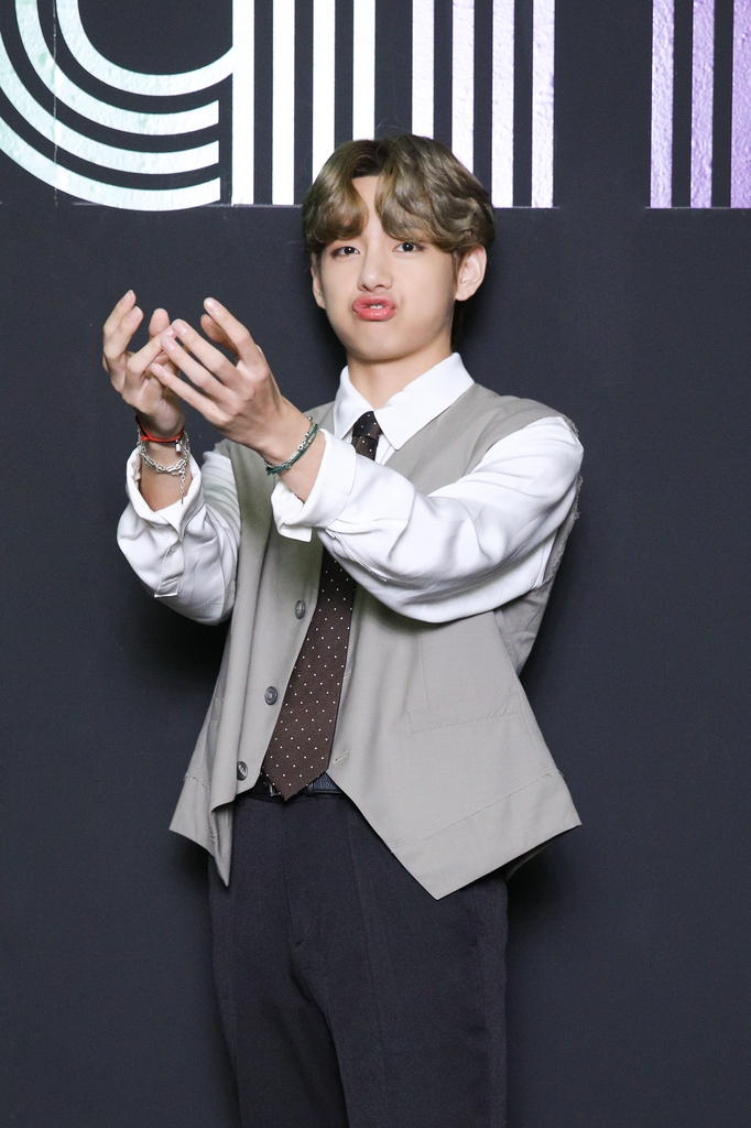 This photo, provided by Big Hit Entertainment on Sept. 2, 2020, shows member V of K-pop sensation BTS posing for photos during an online press conference to celebrate the band's single "Dynamite" debuting at No. 1 on the Billboard Hot 100 chart. (PHOTO NOT FOR SALE) (Yonhap)